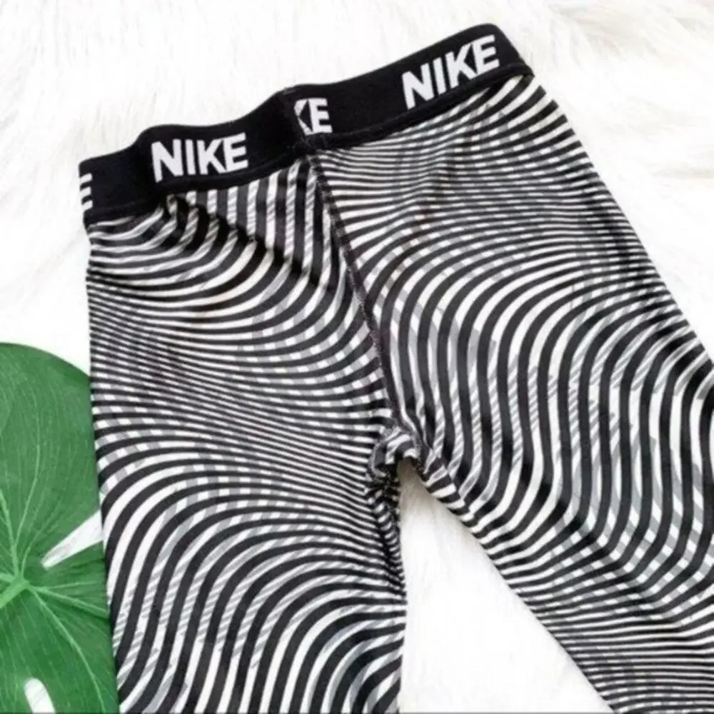 Nike Girls Black and White Dri Fit Legging Size M
